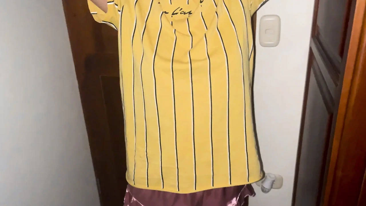 印度大屁股同事来到我的房间，要求我帮助她做作业