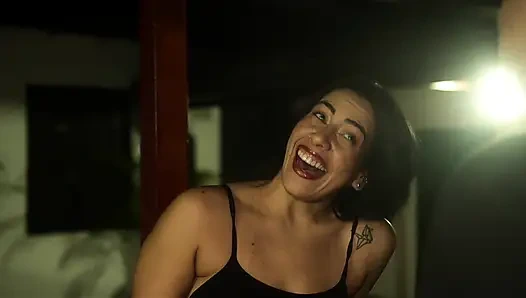 Предлагая мою милфу-соседку: Она приветствует меня в квартире, трясу ее задницей в мое лицо