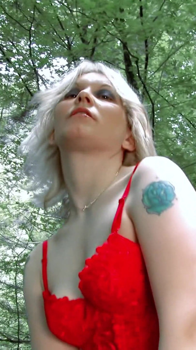 Steph Debar: Tatooed Slut Is Showing Her Pussy Full of Piercing