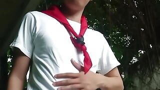 Asijský skaut venku masturbace