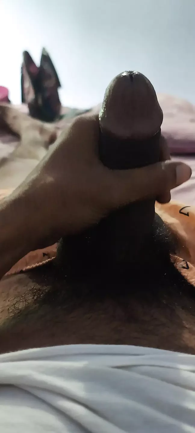 Lembrando de sua namorada amiga Madhu, ele acariciou sua namorada