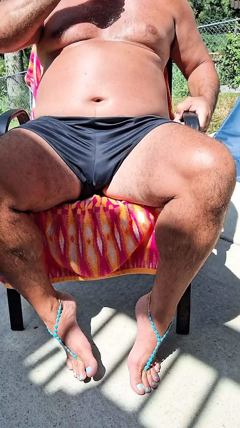 Sitter i min bakgård och blir solbränd medan jag visar upp min kuk och flickvän:s barfota sandaler