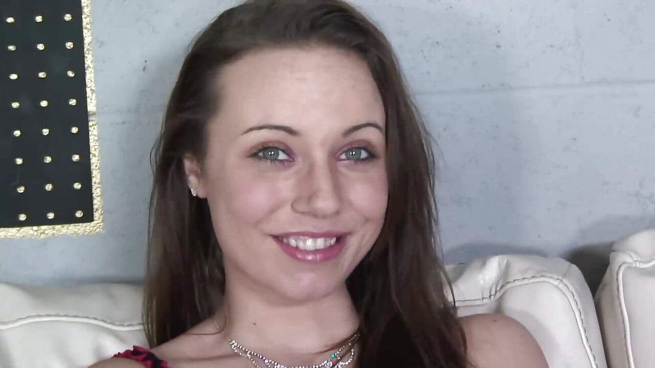 Brunetka dziwka zerżnięta przez dużego twardego kutasa
