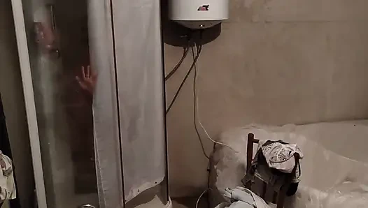 Застукал мою сводную сестру в душе. Она позволила мне наблюдать за ее грудастого тела