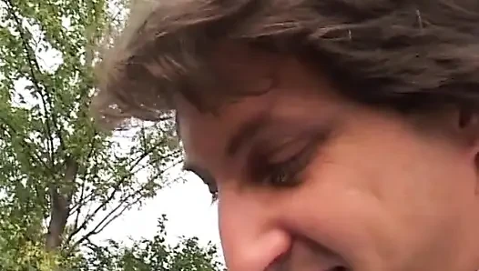 Sie bekommt im freien einen erstaunlichen fick