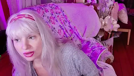 Cewek ini lagi buka celana dalam satinnya!