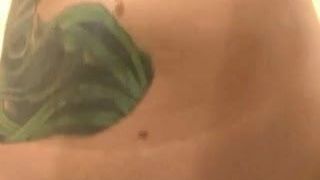 Jeska tatouée de M. BS tatouages ​​chevauche un jouet sybian
