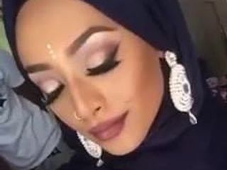 Британское лицо в хиджабе со спермой на лице