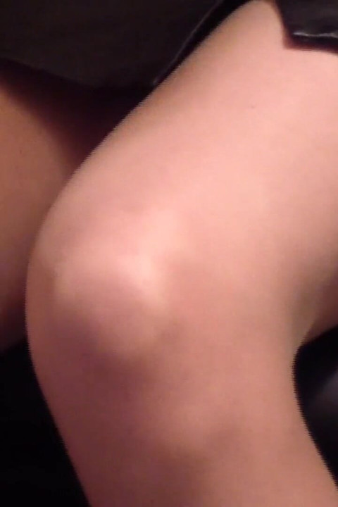 نيلادي ترتدي مدرسا في Legcast على قدميها المثبتتين