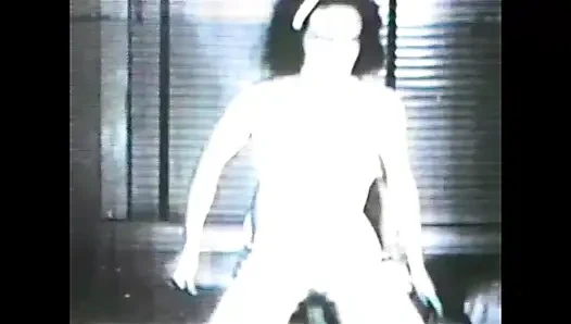 Молодые волосатые киски трахнули бабушкой и дедушкой в винтажном видео