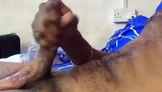 Ateşli formda kıllı vücut ve güzel sert yarak