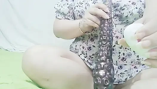 Mature MILF stepmom looks for someone to put a huge cock in her 1