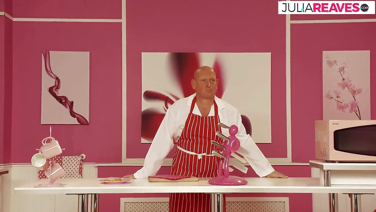 टैटू वाली लड़की बड़ा लंड चूसती है फिर वीर्य निकालने के लिए सवारी करती है