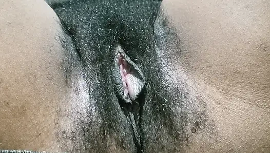 Eine frau mit behaariger muschi in ihrem sekretärin-outfit