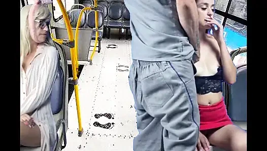 Работница берет хуй и толкает женщин в автобусе