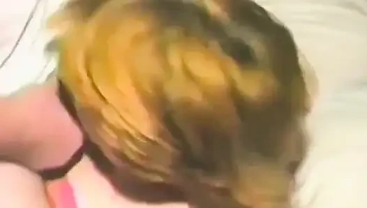 Bir sarışın bol miktarda yarak emiyor ve sonra dildo alıyor