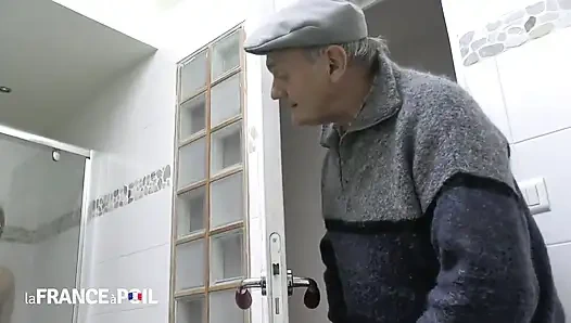 Юную блондинку трахнули в анал в тройничке с папочкой в любительском видео