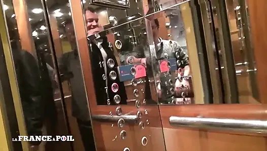 Sugar daddy jadul ini memilih untuk tinggal di rumah sama pelacur saat liburan