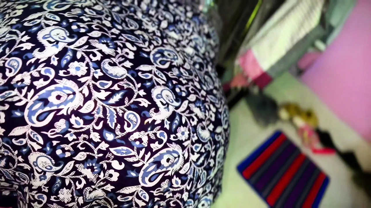 我让我的继子把我从被困在桌子底下的地方出去，但他操我的大屁股 - 卡住了和粗暴的肛交