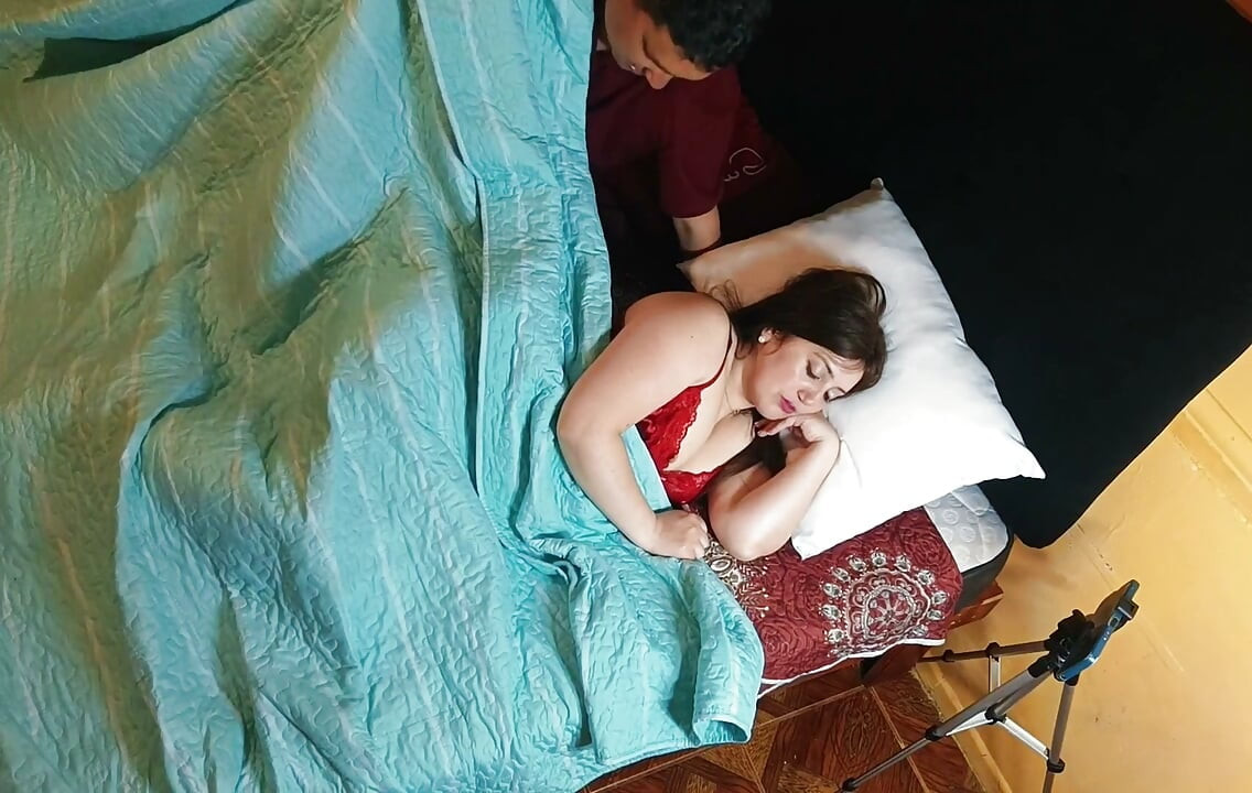 Comparto una cama con mi hermanastra, y terminamos follando.
