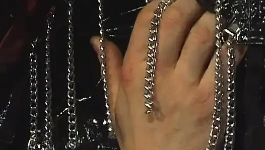 Эта шлюшка обожает сосать огромный член связанной кожей