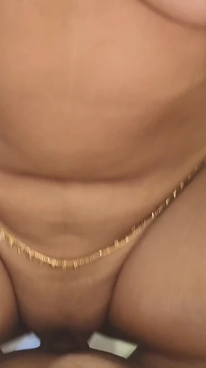 女朋友在漫长的一天后帮助她的男朋友放松