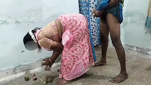 Üniversite Profesörüm Bir Gün Beni Evine Davet Etti Ve O Sebze Toplarken Onunla Seks Yaptım.