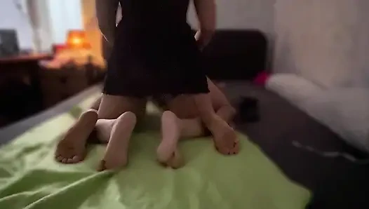 Милфы извращаются трахать ее мужа страпоном, а не трахать ее в его задницу