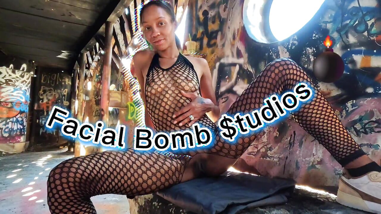 Linda flaca ebony puta se coge al aire libre