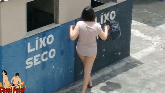 Istri menunjukkan pantat telanjangnya di depan umum