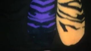 Cumming en calcetines de tobillo de cebra que no coinciden