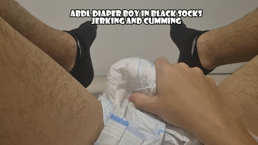 ABDL Diaper Boy en chaussettes noires se branlant et éjacule