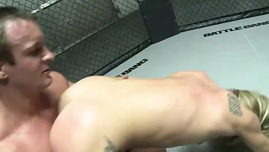 Тяжелую имеет киску дырки Рэнди-девушки выглядит прекрасно, полное спермы лицо