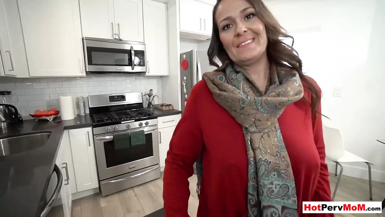 她是谁？请说出色情明星的名字