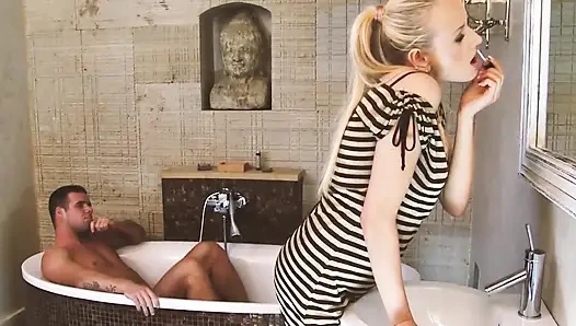 Sarışınlar yarak sahnesini seviyor 2_sexy büyük memeli sarışın orta yaşlı seksi kadın ayaklarının spermle dolmasından hoşlanıyor