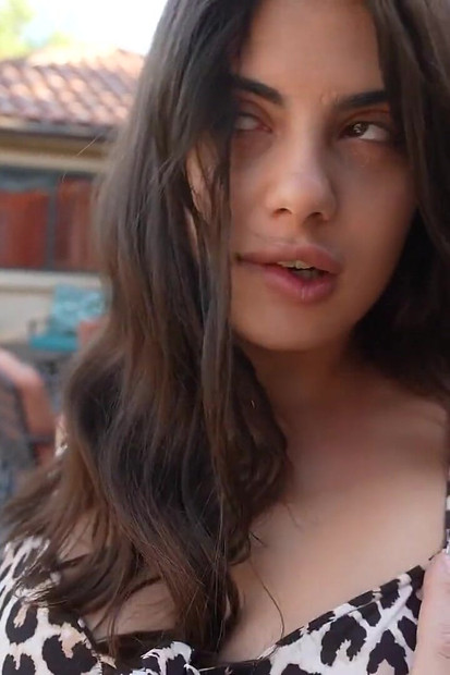 Η Elena Spano παίρνει πίπα στον κήπο και γαμιέται στην κρεβατοκάμαρα με έναν άγνωστο