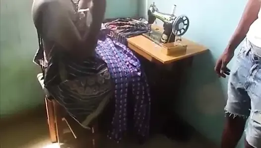 Un tailleur bangladais taille une pipe au magasin