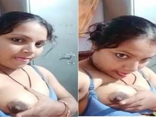 Napalona Desi Bhabhi wysysa swoje piersi