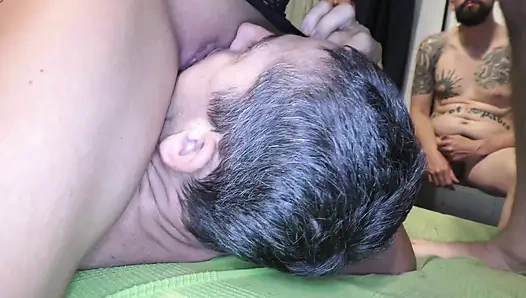 Шаловливая девушка обожает много членов и спермы!