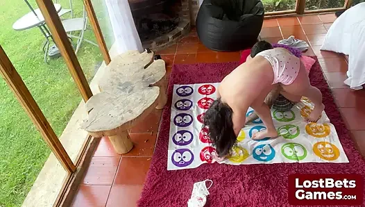 Striptiz Twister oyunu kazananı için sakso sürprizi