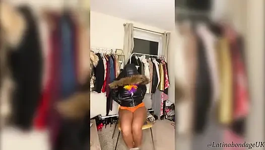 Latina in Fur & Parkas (teil 2) (kleinere Größe)