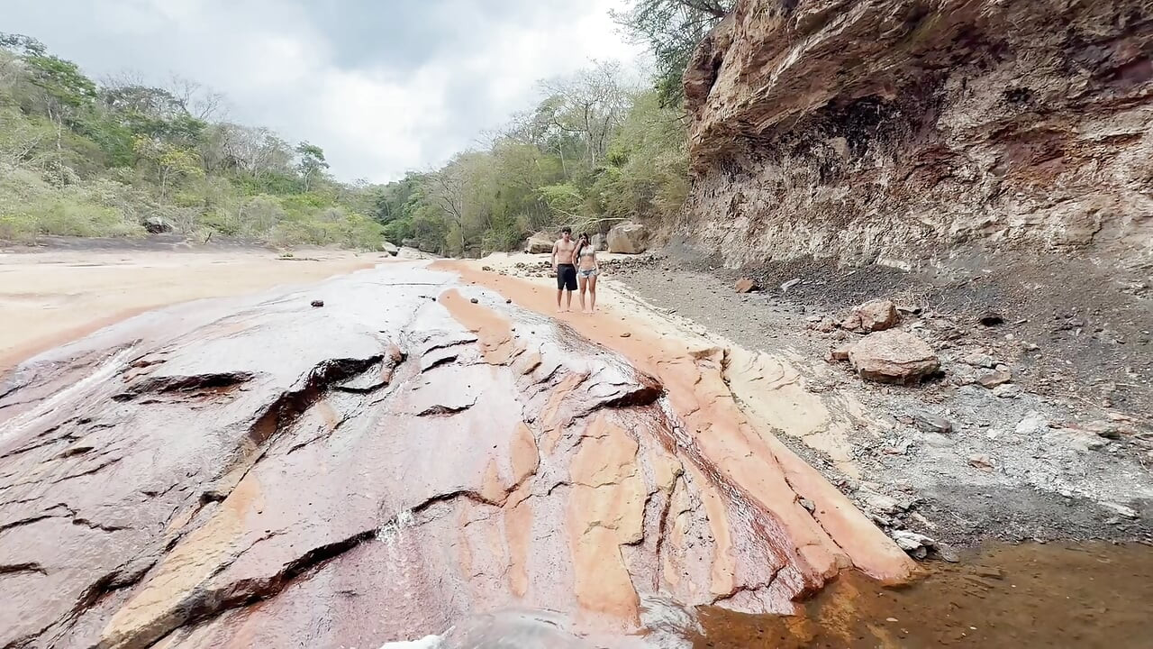 Gorgeous YOUNG COLLEGE GIRL goes to the river after her classes and meets A STRANGER AND ENDS UP FUCKING OUTDOORS IN COLOMBIA!