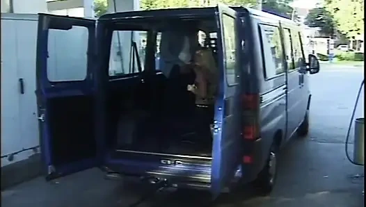 Dua cewek hot rambut pirang dientot habis-habisan sama dua kontol besar di depan umum