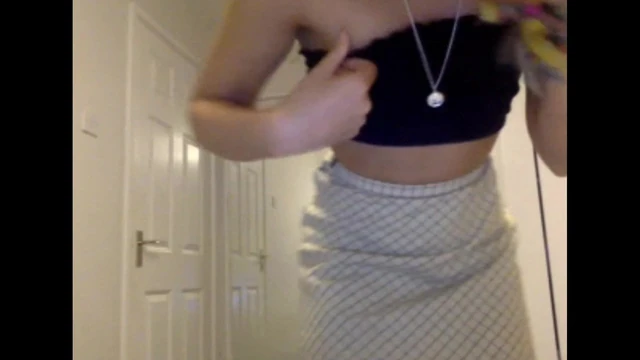 Jasmine takes her kit off