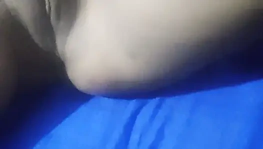 Üvey erkek arkadaşı amcığını üvey sevgilisine gösterdi ve masaj yaptırıyor