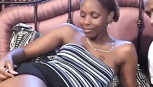 Memek sempit pelacur kulit hitam yang hot ini dientot habis-habisan