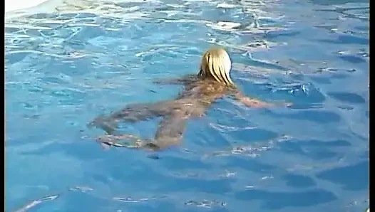 Gadis rambut pirang nyepong kontol besar sampai toketnya dicrot di pinggir kolam renang