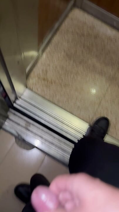 Hago mi masturbación manual en el sótano del bloque con un anillo para el pene