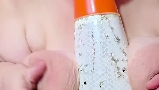 Üvey baba uzakta anne oynarken göt deliği sikiliyor