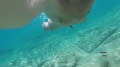 Nadando desnudo en el mar. muy erotica